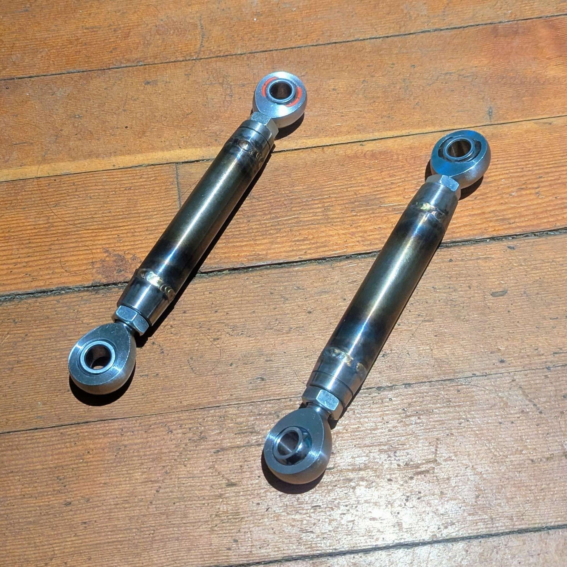 Chromoly drop links with extreme-duty Heim joints for lifted VW Touareg 7L, Audi Q7, Porsche Cayenne